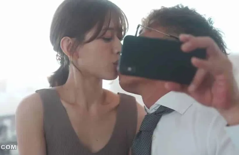 Thấy người vợ hơi lạ, ông chồng xem điện thoại bà xã và thấy cảnh xxx với cấp trên của mình